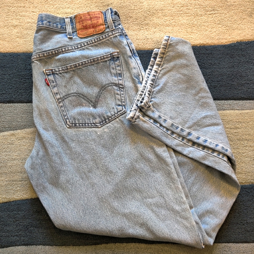 Levi 550 Light Wash Jeans / W38, L34 / Slight Distress